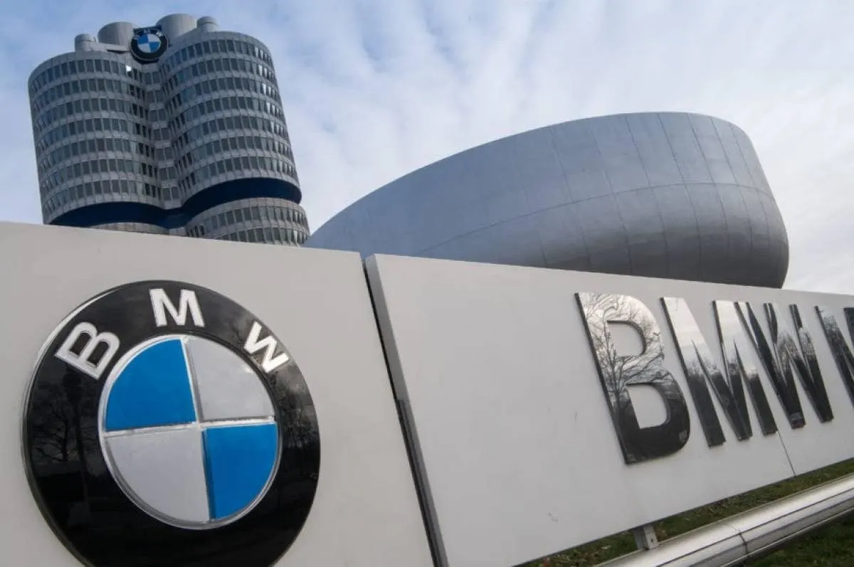 BMW, tagliate le stime su consegne, ricavi e utili del 2026: Cina e Medio Oriente presentano il conto