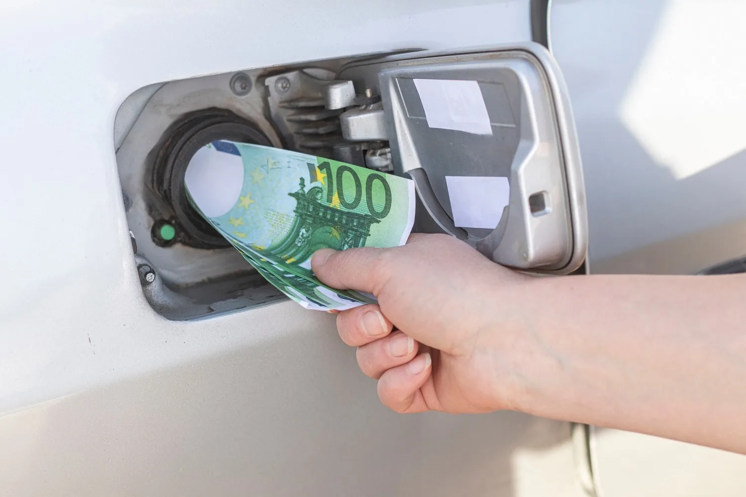 Carburanti, effetto accise sui prezzi: la benzina sale a 1,84 euro/litro, il diesel a 1,93