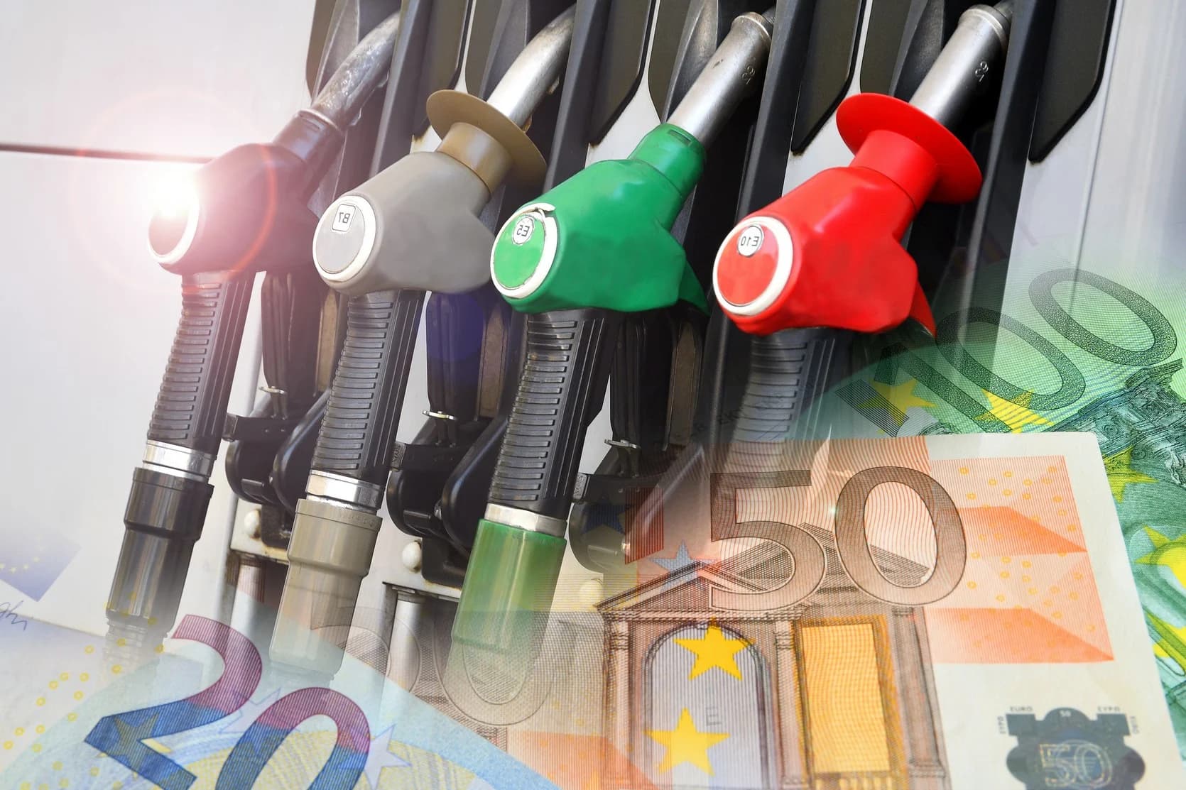 Prezzi alla pompa in salita per benzina e diesel, schizzano greggio e prodotti raffinati