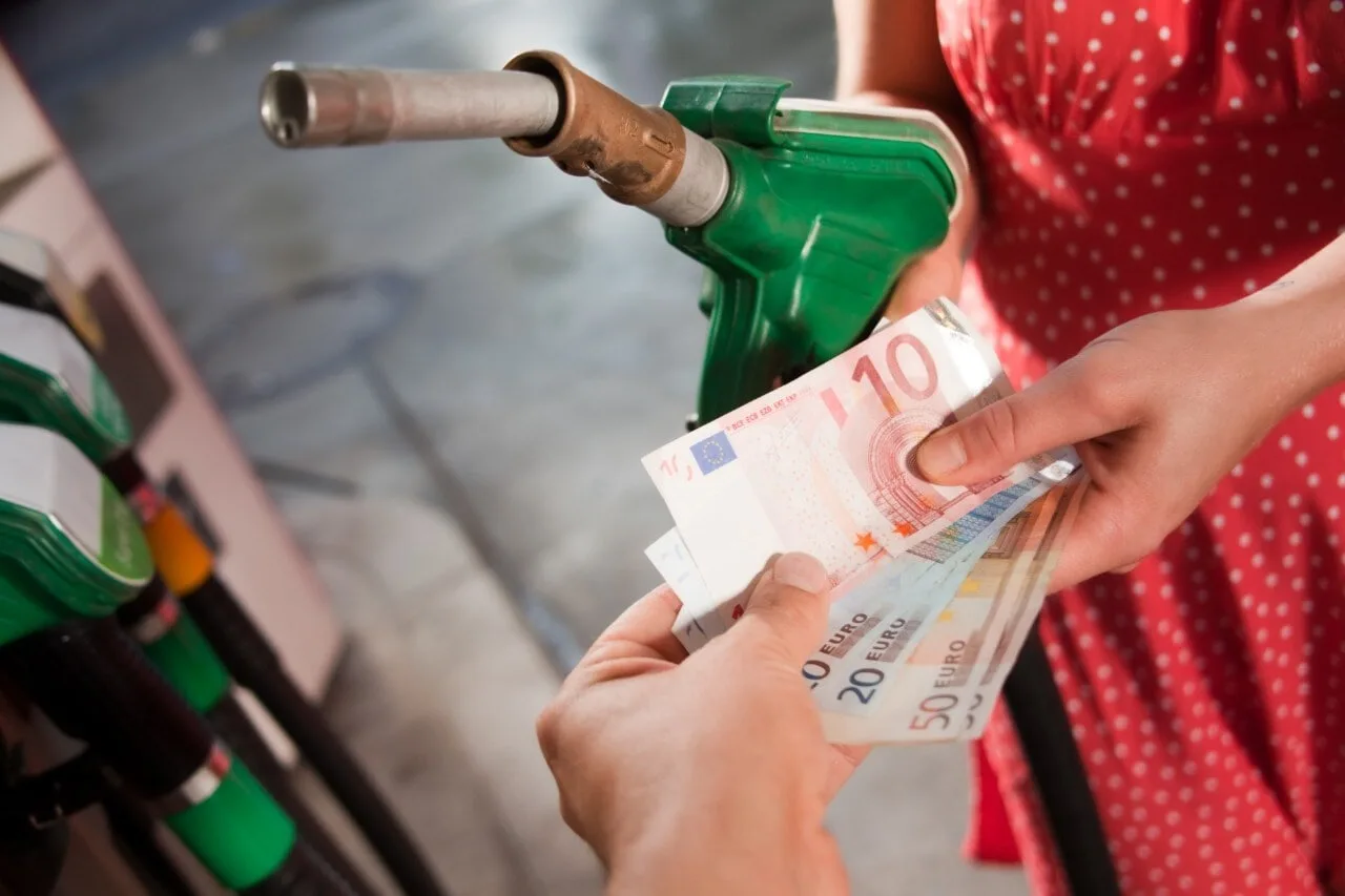Continua il volo del carburanti: la benzina supera i 2 euro in autostrada