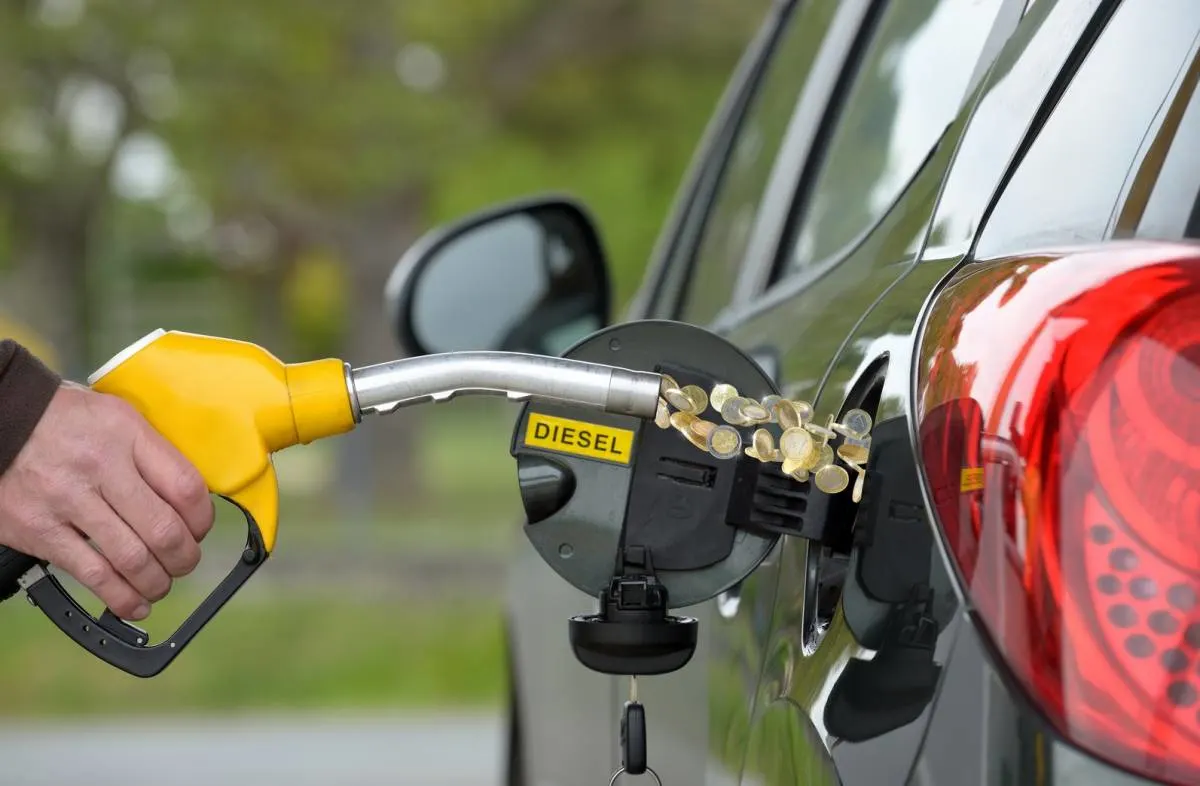 Fare il pieno torna a costare una fortuna: il diesel vola oltre i 2,12 euro