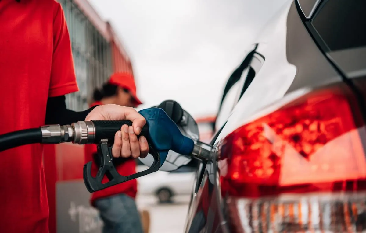 Stangata alla pompa: gasolio ai massimi da aprile e benzina verso i 2 euro