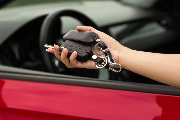 Auto già nei piazzali e nuovi obblighi di sicurezza: quali modelli rischiano di non poter essere immatricolati