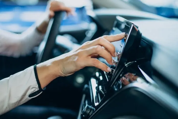Auto nuove, cambiano gli ADAS obbligatori: frenata automatica, controllo distrazione e pneumatici