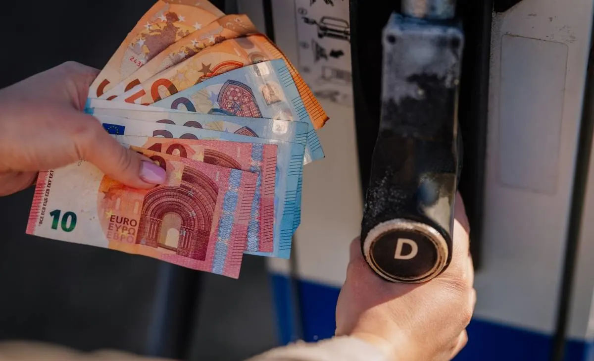 Sconto sul bollo o bonus carburante? Il taglio delle accise è agli sgoccioli, il governo deve decidere