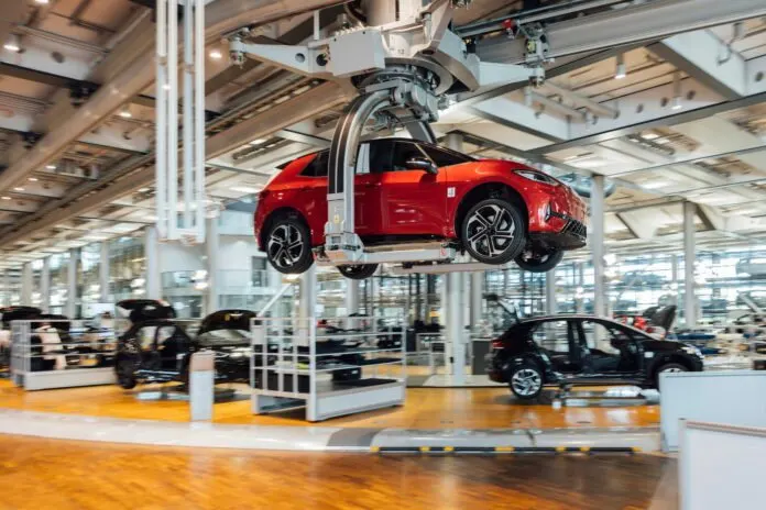 Stellantis, Mercedes e Volkswagen all’UE: inventivi alla produzione non agli investimenti