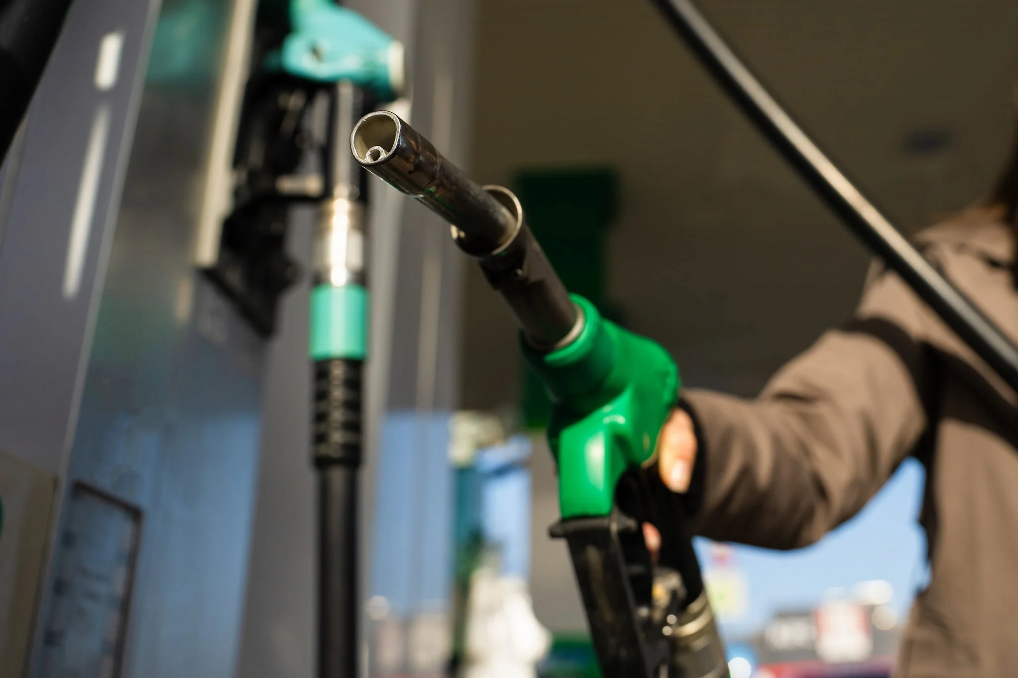 Carburanti, arrivano i primi ribassi dopo 3 settimane, ma benzina e diesel restano sopra i 2 euro