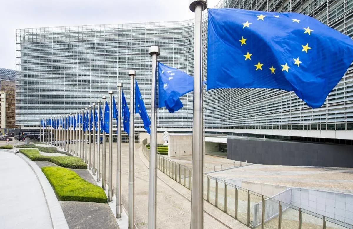Carburanti, l'UE studia una tassa sugli extraprofitti delle compagnie petrolifere