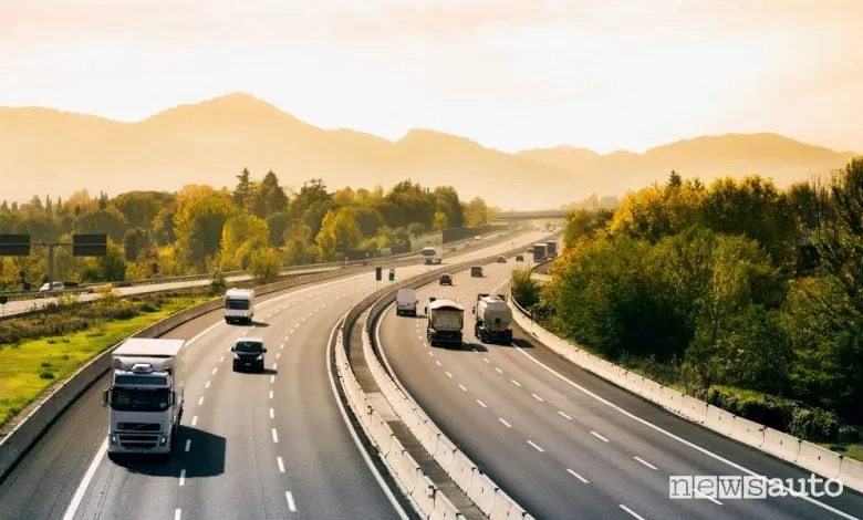 Troppo lenti a sinistra? Scatta la multa sotto i 100 km/h in autostrada